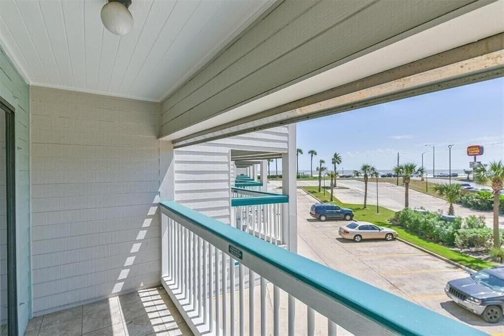 Sun Splashed Condo! Steps To Beach And 2 Pools Galveston Island Exterior photo