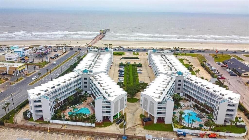 Sun Splashed Condo! Steps To Beach And 2 Pools Galveston Island Exterior photo